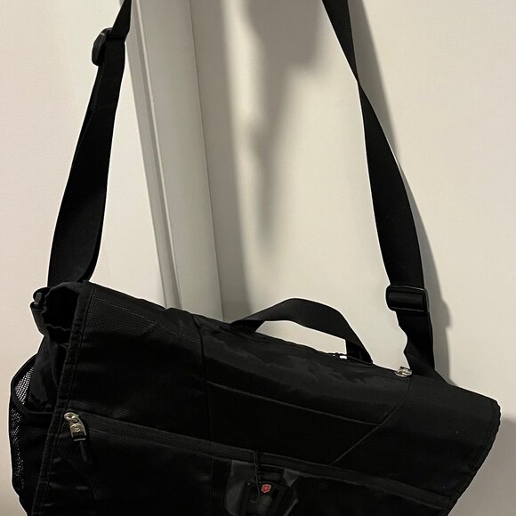 Victorinox Swiss Army Messenger Laptop Bag - Picture 3 of 7